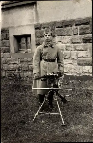 Foto Ak Französischer Soldat in Uniform mit Maschinengewehr, Kragenspiegel 3