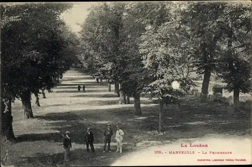 Ak Marvejols Lozère, La Promenade