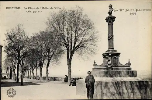 Ak Brioude Haute Loire, La Place de l'Hotel de Ville, Denkmal