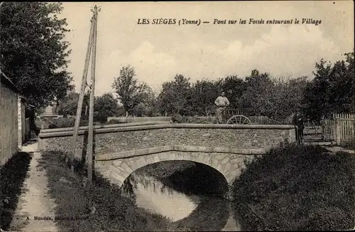 Ak Les Sièges Yonne, Pont sur les Fossés entourant le Village