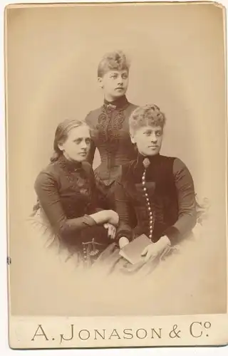 Foto Drei Frauen in Kleidern, Portrait, Fotoatelier A. Jonason & Co.