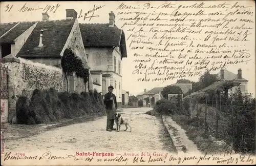 Ak Saint Fargeau Yonne, Avenue de la Gare, Straßenpartie, Mann, Hund