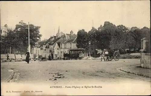 Ak Auxerre Yonne, Porte d'Egleny et Eglise St. Eusebe, Kutschen