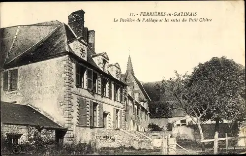 Ak Ferrières en Gatinais Loiret, Le Pavillon de l'Abbaye et les restes du Petit Cloître