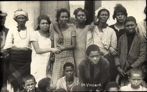 Foto Ak St. Vincent und die Grenadinen, Gruppenportrait, Einwohner