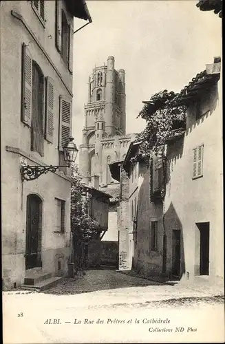Ak Albi Tarn, La Rue des Pretres et la Cathedrale