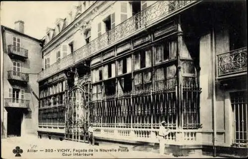 Ak Vichy Allier, Facade de la Nouvelle Poste, Cour interieure