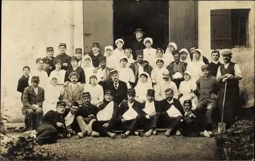 Foto Ak Gruppenbild mit Krankenschwester und verwundeten Soldaten