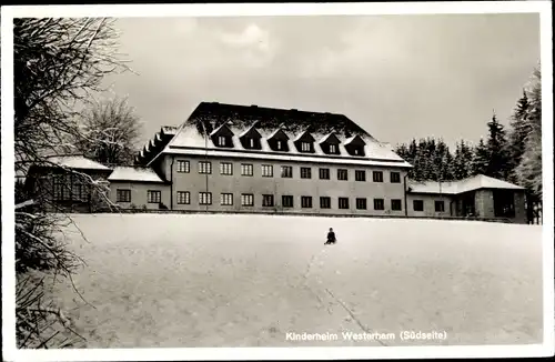 Ak Dietramszell im Bayerischen Oberland, Kinderheim Westerham, Südseite, Schlitten, Schneelandschaft