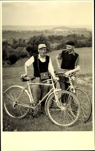 Foto Ak Zwei Männer mit Fahrrädern, Portrait, Ausflug