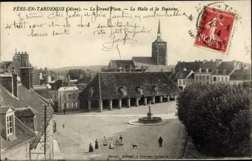 Ak Fère en Tardenois Aisne, La Grand Place, La Halle et la Fontaine