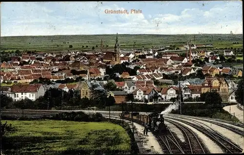 Ak Grünstadt in Rheinland Pfalz, Totalansicht vom Ort, Kirche, Bahnschienen, Eisenbahn
