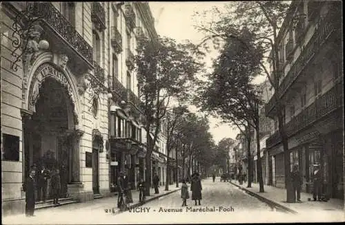 Ak Vichy Allier, Avenue Marechal Foch, porte du Hotel