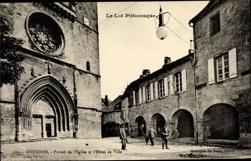 Ak Gourdon Lot, Portail de l'Eglise et l'Hotel de Ville