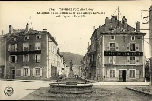 Ak Yssingeau Haute Loire, La Fontaine du Foiral et la Rue Alsace Lorraine