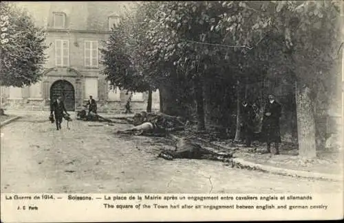 Ak Soissons Aisne, La place de la Mairie aprés un engagement entre cavaliers anglais et allemands
