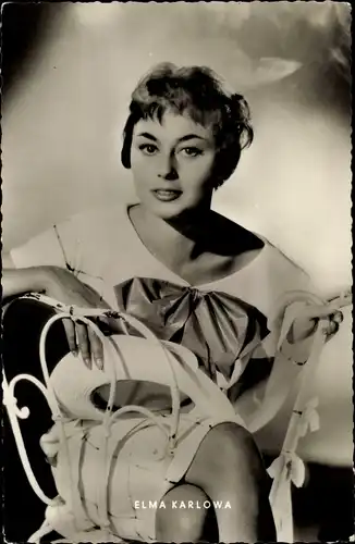 Ak Schauspielerin Elma Karlowa, Portrait auf einem Stuhl