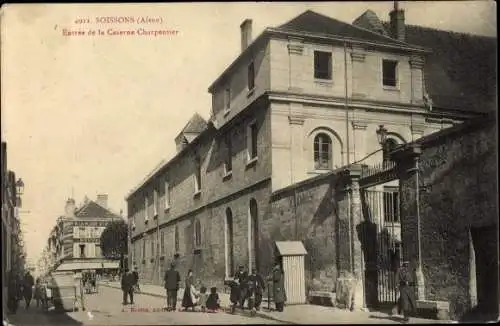 Ak Soissons Aisne, Entrée de la Caserne Charpentier