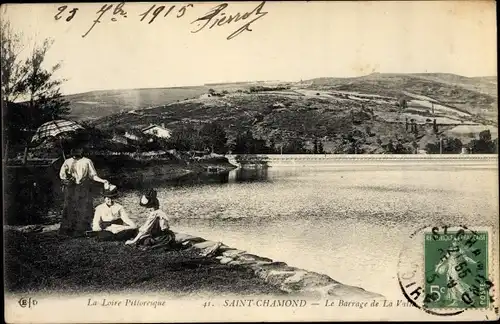 Ak Saint Chamond Loire, Le Barrage de la Valla, femmes aux bords de la Loire