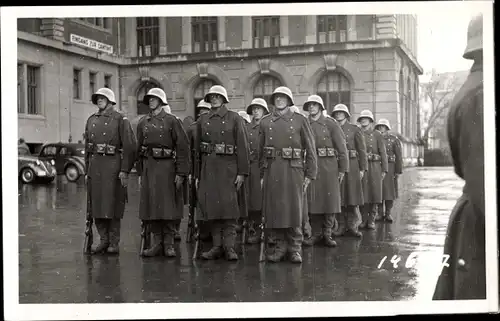 Foto Ak Schweizer Soldaten, Apportieren vor einer Kantine