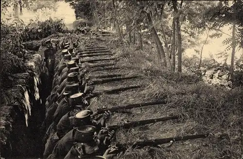 Ak Schweizer Soldaten im verdeckten Schützengraben, Anvisieren mit Gewehren, Grenzbesetzung 1914