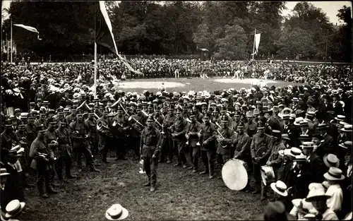 Foto Ak Schweizer Soldaten, Blasorchester, Ringkämpfe im Hintergrund