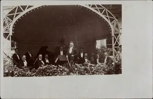 Foto Ak Orchester in einem Sommergarten, Blick auf die Bühne