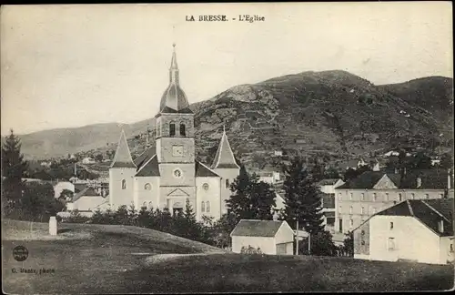 Ak La Bresse Vosges, Eglise, vue générale du village, colline