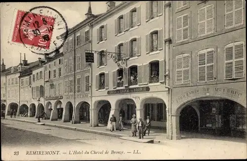 Ak Remiremont Vosges, L'Hotel du Cheval de Bronze, vue de face, arcade, gens, Librairie de Mme Leduc