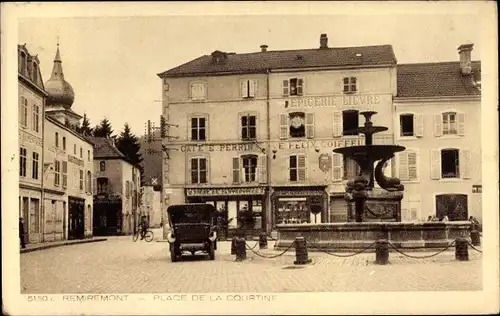 Ak Remiremort Vosges, Place de la Courtine, fontaine, voiture garée, Café E. Perrin, Epicerie Lievre