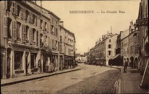 Ak Remiremont Vosges, La Grande Rue, Chapellerie Papeterie, Coiffeur, piétons