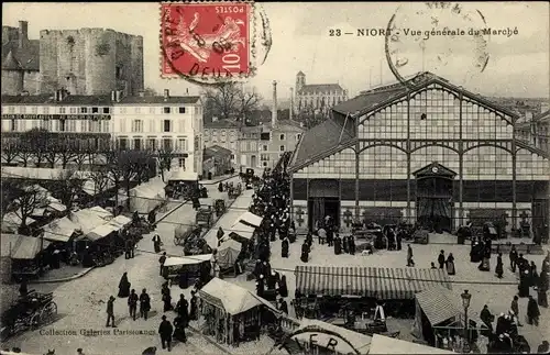 Ak Niort Deux Sèvres, vue générale du Marché, visiteurs