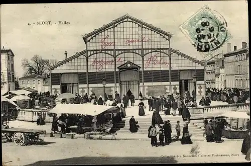 Ak Niort Deux Sèvres, Halles, vue de face, foule