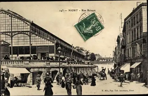 Ak Niort Deux Sèvres, Rue Brisson, Halle, visiteurs