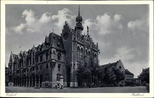 Ak Erfurt in Thüringen, Rathaus, Straßenpartie