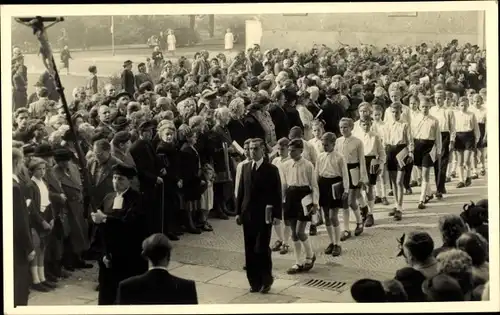 Foto Ak Erfurt in Thüringen, Religiöse Prozession, Jungen, Geistlicher, Kreuz