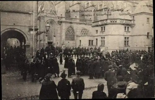 Ak Moulins Allier, Manifestation devant la Cathedrale, 5 fevrier 1906