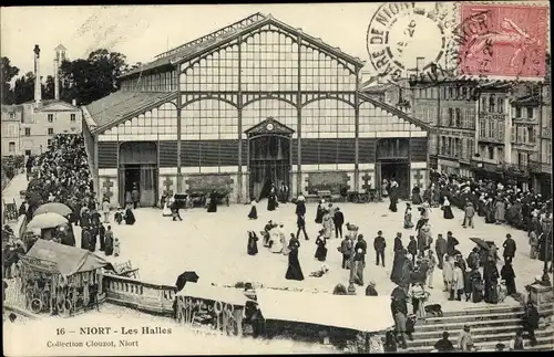 Ak Niort Deux Sèvres, Les Halles, vue de face, foule