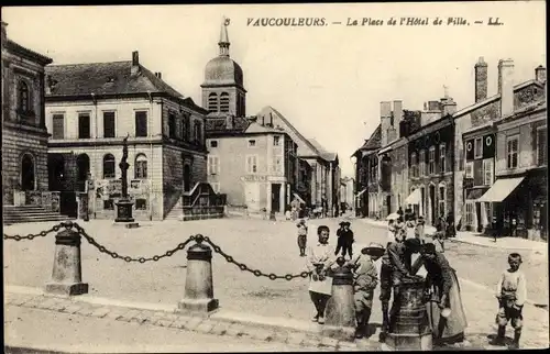 Ak Vaucouleurs Lothringen Meuse, Place de l'Hotel de Ville