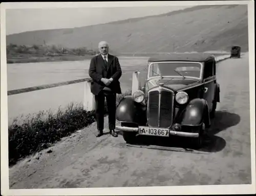 Foto Mann an einem DKW Automobil