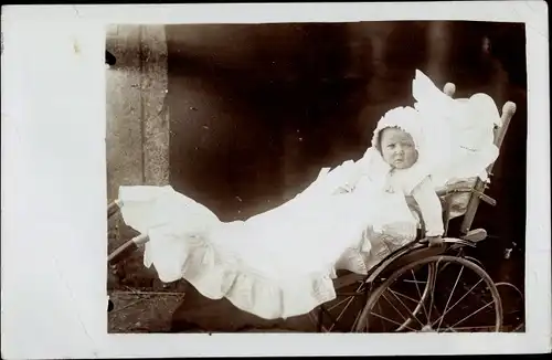 Foto Ak Kleinkind in einem Kinderwagen, Portrait