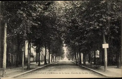 Ak Parthenay Deux Sèvres, L'Avenue de la Gare, entrée du Jardin Public