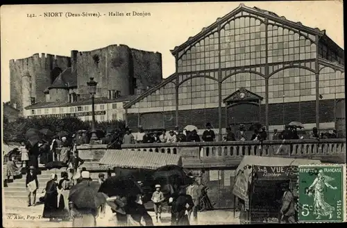 Ak Niort Deux Sèvres, Halles et Donjon, vue générale, piétons