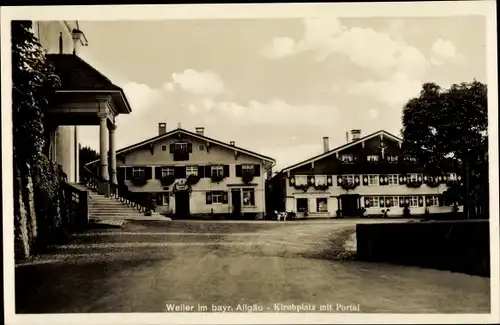 Ak Weiler Simmerberg im schwäbischen Kreis Lindau Bodensee, Kirchplatz mit Portal