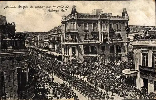 Ak Melilla Spanien, Desfile de tropas por la calle de Alfonso XIII.