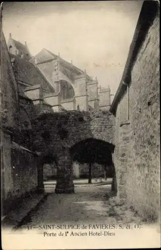 Ak Saint Sulpice de Favieres Essonne, Porte de l'Ancien Hotel Dieu