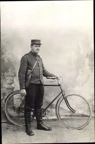 Foto Ak Französischer Briefträger mit Fahrrad