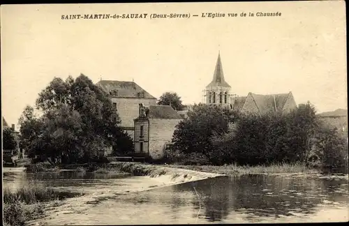 Ak Saint Martin de Sauzat Deux Sèvres, eglise, vue de la Chaussée, rivière
