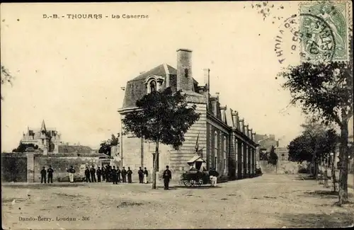 Ak Thouars Deux Sèvres, La Caserne, vue extérieure, soldats, arbres