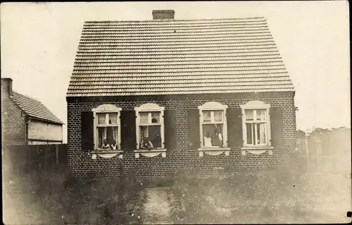 Foto Ak Greifenhagen Pommern, Ansicht eines Wohnhauses, Bewohner am Fenster